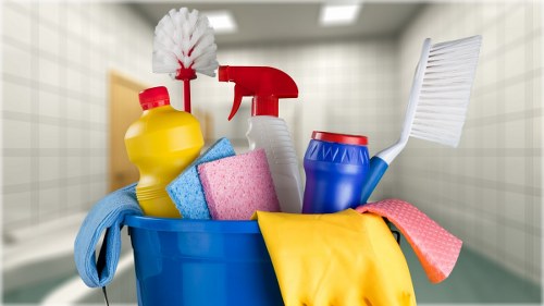 Move out cleaning checklist in an empty living room